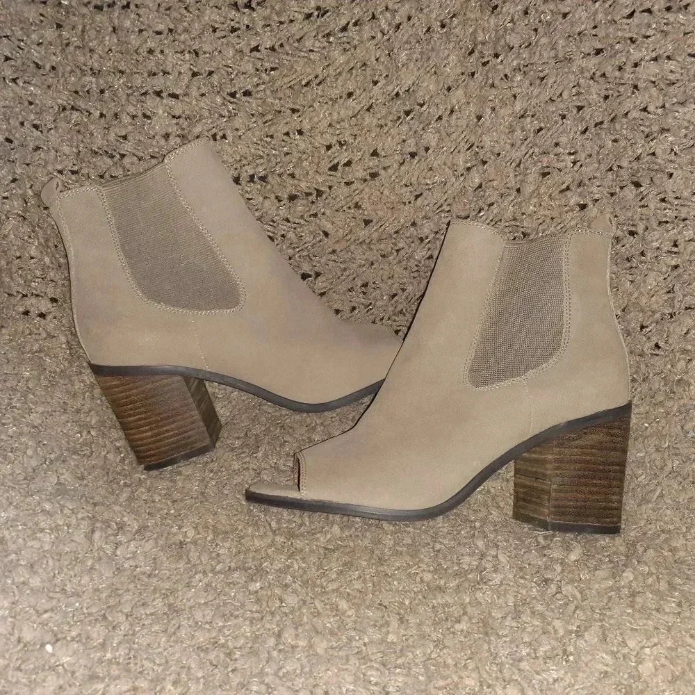 LUCKY BRAND-Kassidy-Chelsea Ankle Boot-Tan Nubuck-Peep Toe-Sz 36.5-6.5-Near Mint